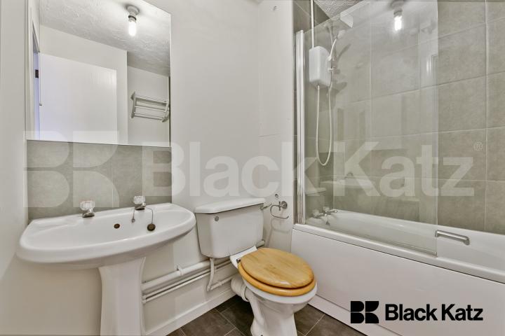  Bright & Airy With Neutral Decor Throughout Blake Court Stubbs Drive, Bermondsey